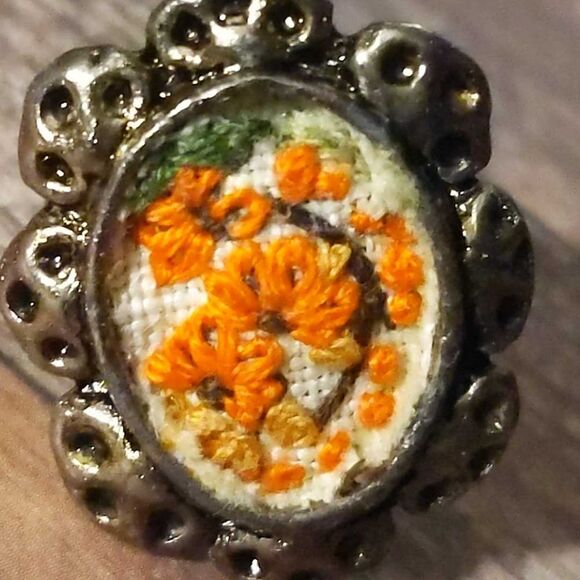 Vintage needle point brooch and matching ring - Picture 5 of 10